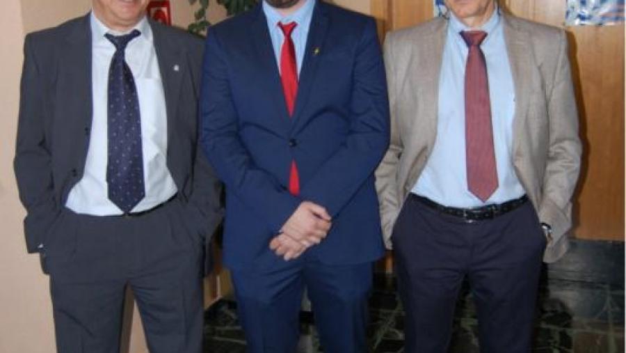 Andrés Crespo, entre os directores do traballo José M. Cifuentes e Luis Miguel Botana (dereita)