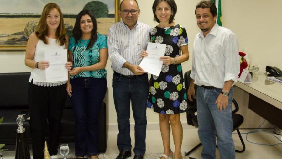 Miranda e López, primeira e cuarta pola esquerda, co reitor e outros investigadores da Ufersa