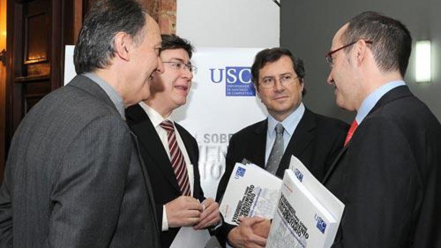 O reitor compostelán (á dereita) xunto a Màrius Rubiralta conversando con Gustavo Marcos e José Manuel Moreno