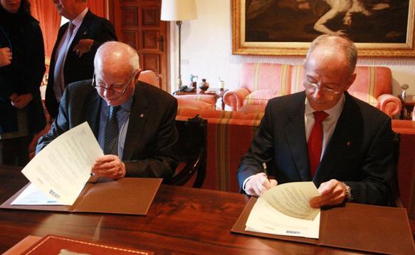 A empresa Dentsplay doa material para as prácticas clínicas de Odontoloxía