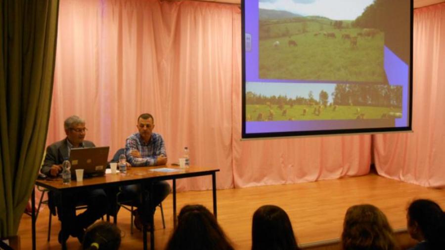O profesor García Herradón (á esquerda) acompañado do xornalista Ignacio Rodríguez