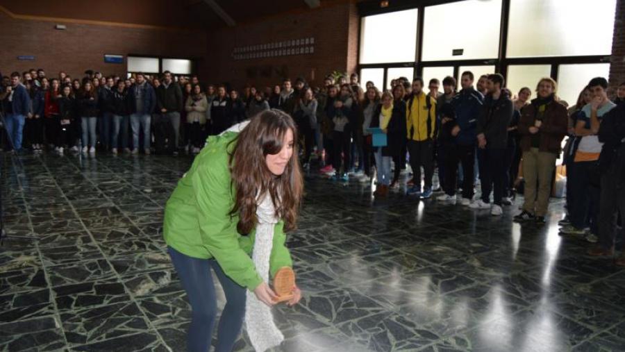 Unha xogadora do equipo feminino de baloncesto da USC amosa o trofeo de campiona, trala entrega de premios