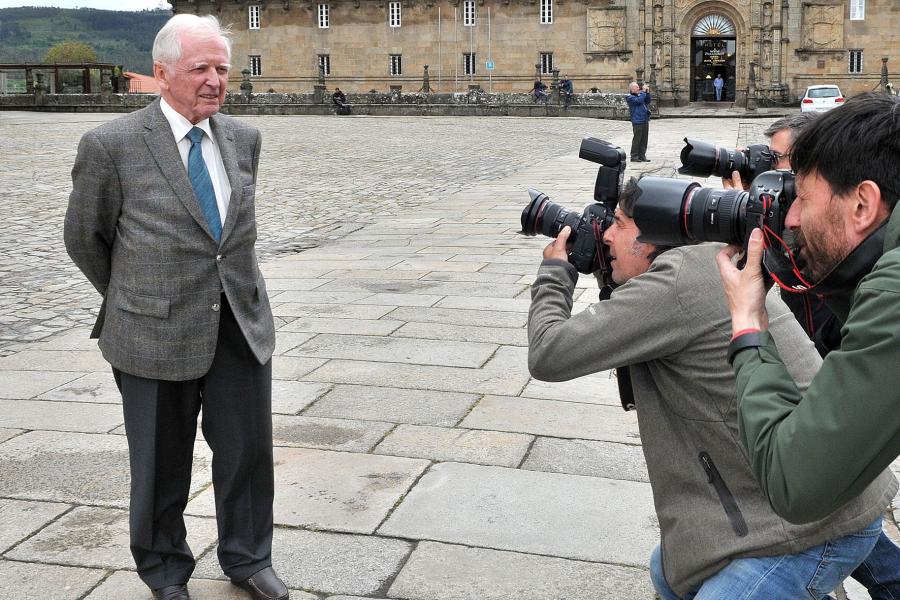 Harald zur Hausen posando para los medios