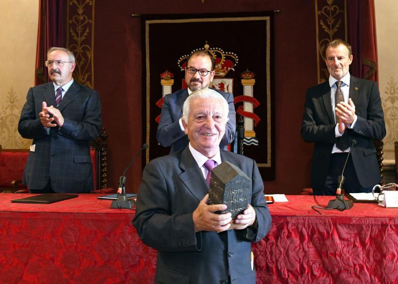 A USC recoñece o labor do profesor emérito Xosé Antón Gómez Segade como pioneiro no uso do galego nas aulas