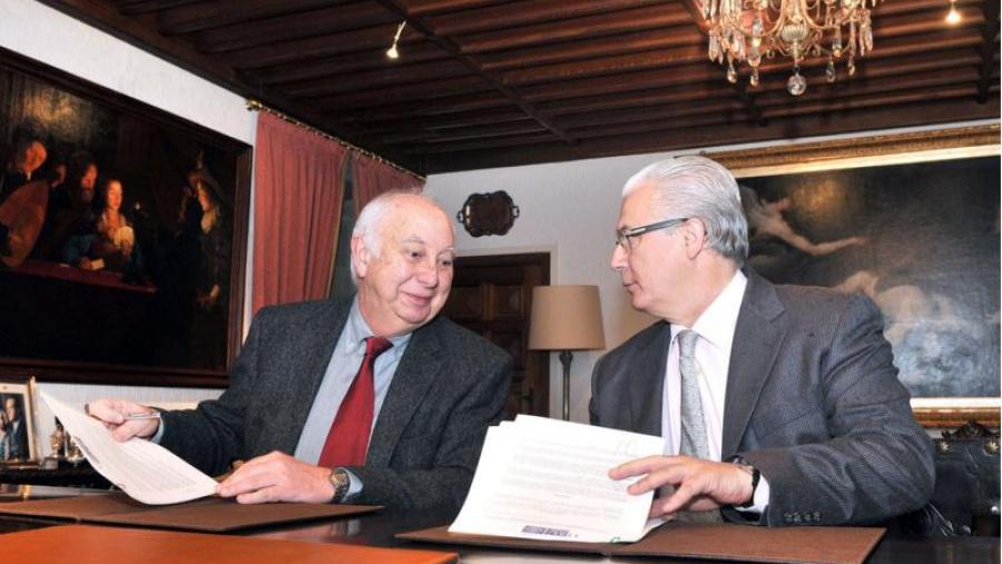 Juan Casares e Baltasar Garzón asinaron o convenio marco nun acto en San Xerome. Foto: Santi Alvite