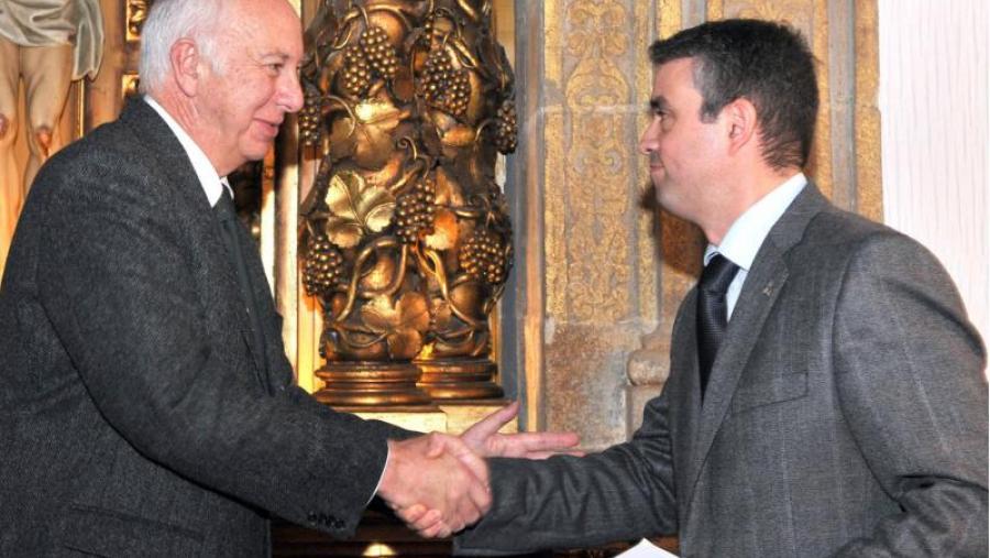 O reitor Juan Casares saúda ao profesor Luis Miguel Varela Cabo no acto protocolario de toma de posesión