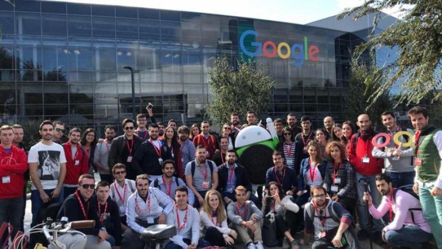 Participantes da anterior edición durante a súa visita ás instalacións de Google en California