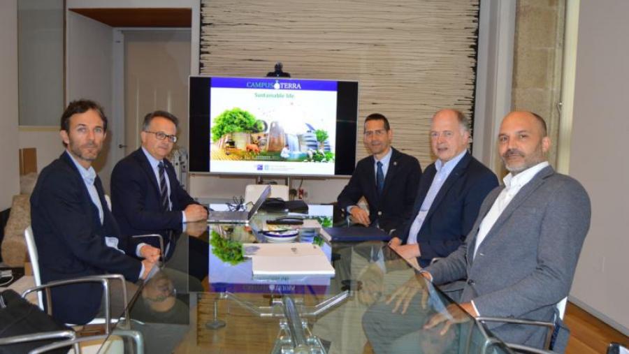 De esquerda a dereita, Lamas, Bueno, Barreiro, Kelly e Rocha, na Vicerreitoría de Coordinación de Lugo