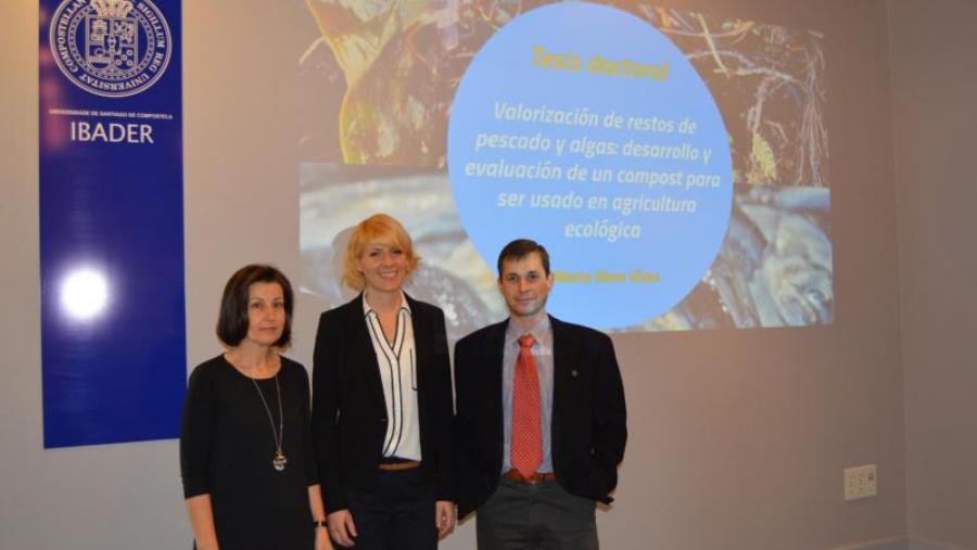 Marta Illera Vives, entre os directores da súa tese, Elvira López Mosquera e Adolfo López Fabal, na sede do Ibader