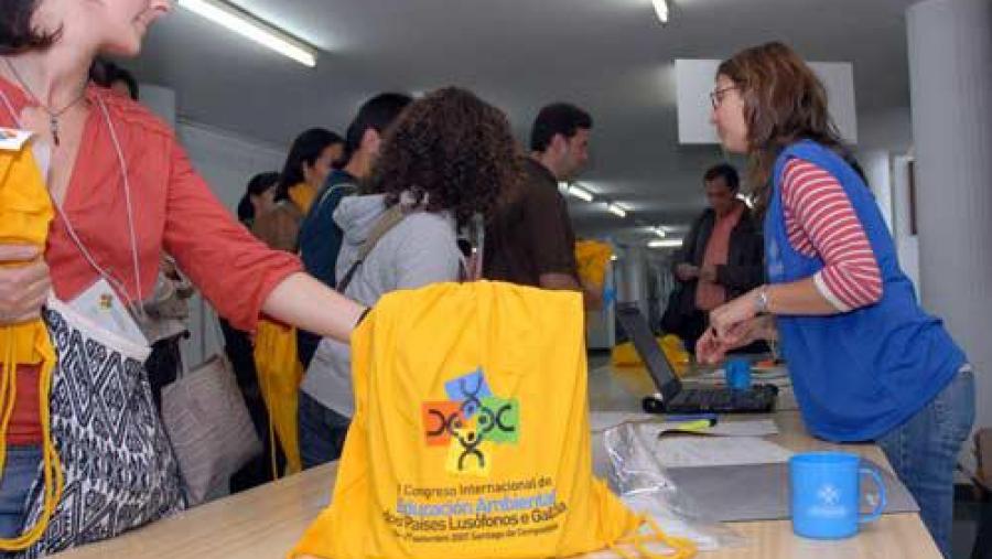 O I Congreso Internacional de Educación Ambiental dos Países Lusófonos e Galicia comezou coa Roda da Xuventude lusófona e galega
