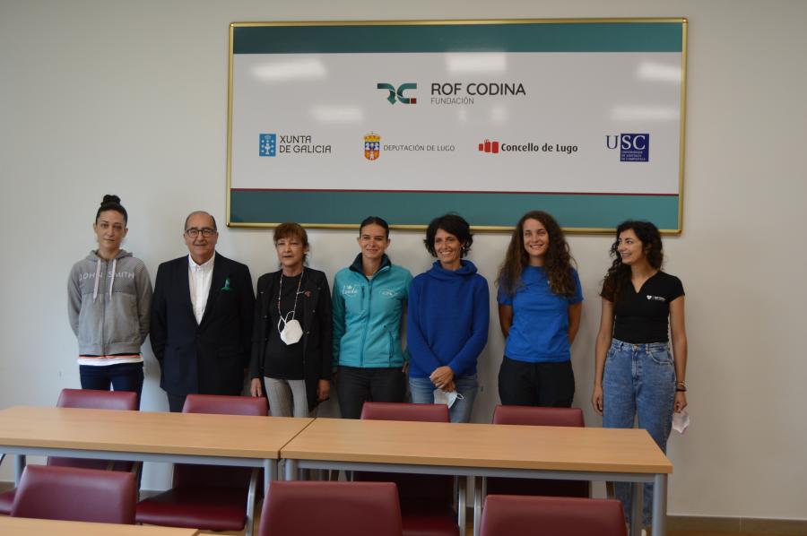 O xerente e as etólogas do Rof Codina, con representantes da delegación municipal de Baiona