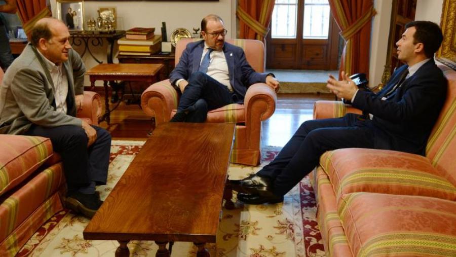 O reitor da USC reuniuse co secretario xeral do PSdeG, Gonzalo Caballero