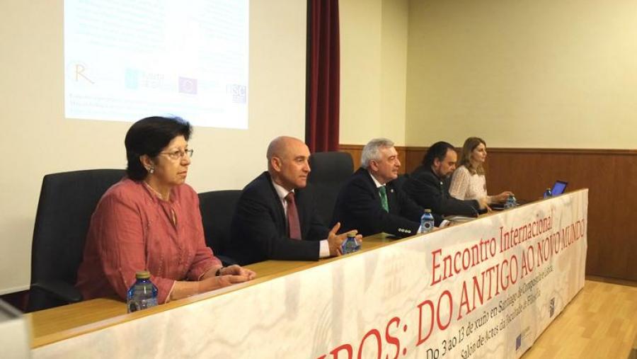 O reitor, no centro da imaxe, presidiu a sesión inaugural do encontro. Foto: Servimav-USC