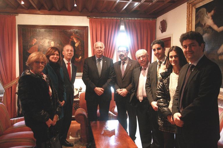 A empresa Dentsplay doa material para as prácticas clínicas de Odontoloxía