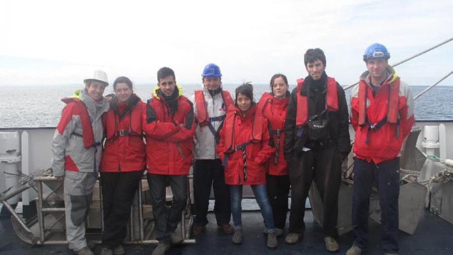 O profesor Urgorri (cuarto pola esquerda) xunto ao alumnado que estos días se atopa a bordo do buque Irmáns García Nodal