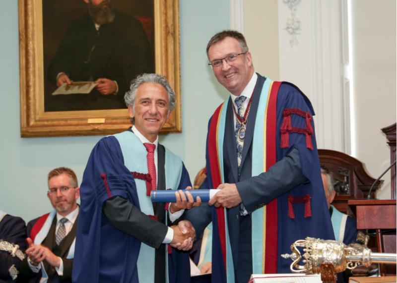 O catedrático Pedro Diz Dios, membro de honra do Real Colexio de Cirurxiáns de Edimburgo