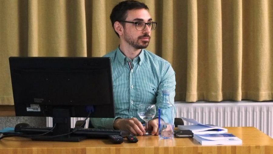 Mario Serrano defendendo a súa tese. Foto: Servimav-USC