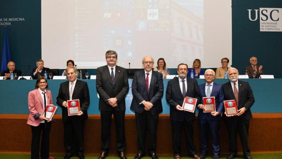 Os galardoados acompañados polo vicerreitor e polo decano da Facultade. Foto: Santi Alvite