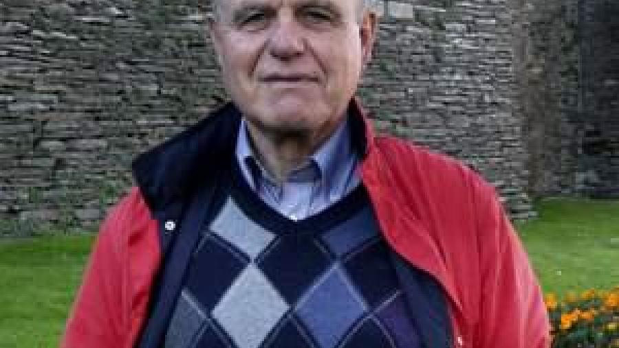 Antonio Rodríguez Colmenero, ao pé da muralla romana de Lugo