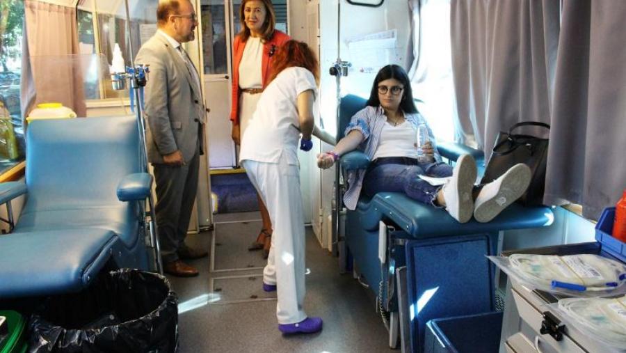 O reitor Antonio López e a directora de ADOS, Marisa López, visitaron este xoves a unidade móbil instalada en Campus Vida. Foto: Servimav-USC