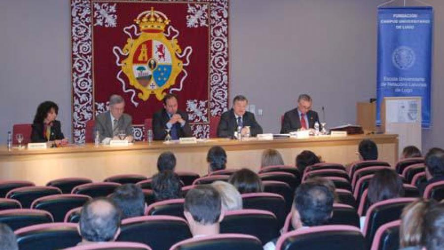 O profesor Javier Gárate ofreceu o relatorio inaugural do curso