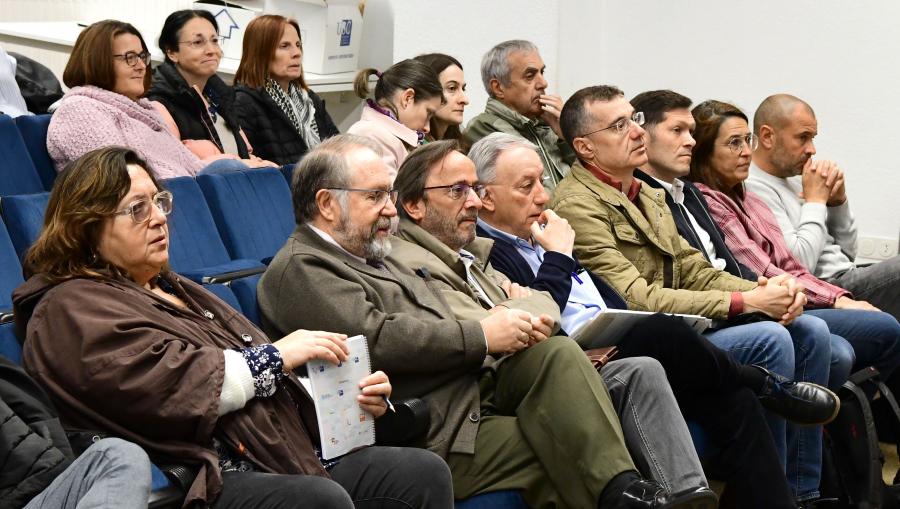 No encontro participa numeroso profesorado. Foto: Santi Alvite
