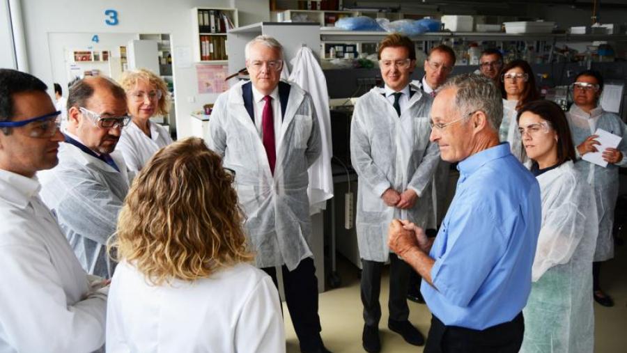 Na visita coñeceron os programas de traballo nos que están implicados os investigadores da USC. Foto: RQ