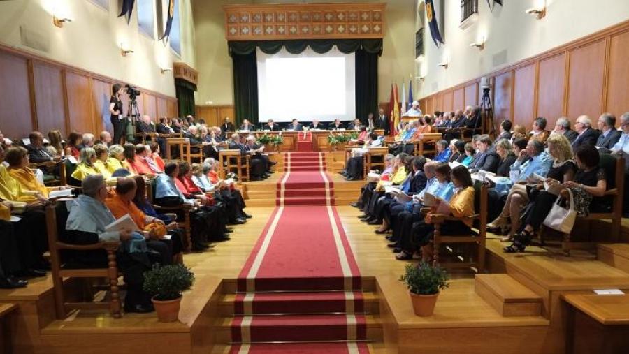 O acto comezou no Salón Nobre de Fonseca cun minuto de silencio polas vítimas do accidente ferroviario en Porriño (Foto: SERVIMAV-USC)