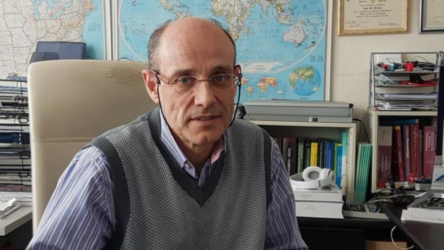 Luis M. Botana, no seu despacho na Facultade de Veterinaria