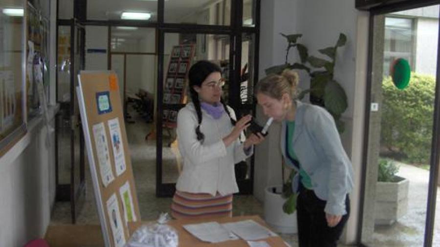 Unha universitaria realizando unha medición de CO expirado