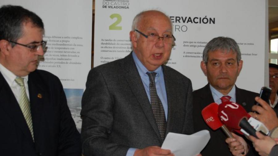 O reitor Juan Casares lee o comunicado entre os vicerreitores Pablo Ramil (esquerda) e Pedro García Herradón