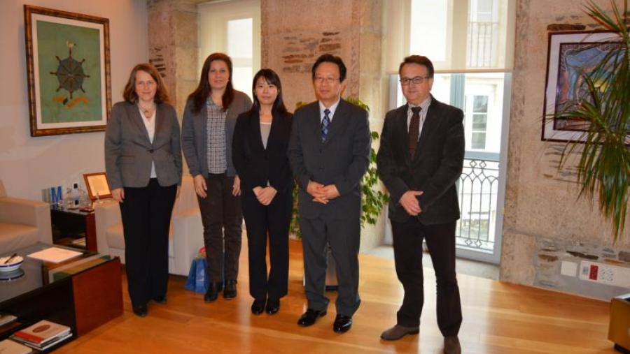 De esquerda a dereita, Forryan, Anderson, Kutsuwada, Nakamura e Bueno, na Vicerreitoría de Coordinación do campus de Lugo