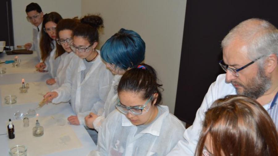 Alumado do Ies A Pinguela, nos laboratorios da Facultade de Ciencias do Campus Terra da USC