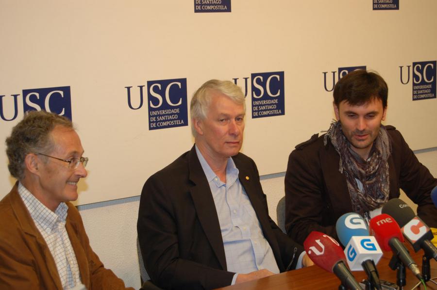 Ángel Carracedo, Sir Richard John Roberts y Jorge Mira en la rueda de prensa