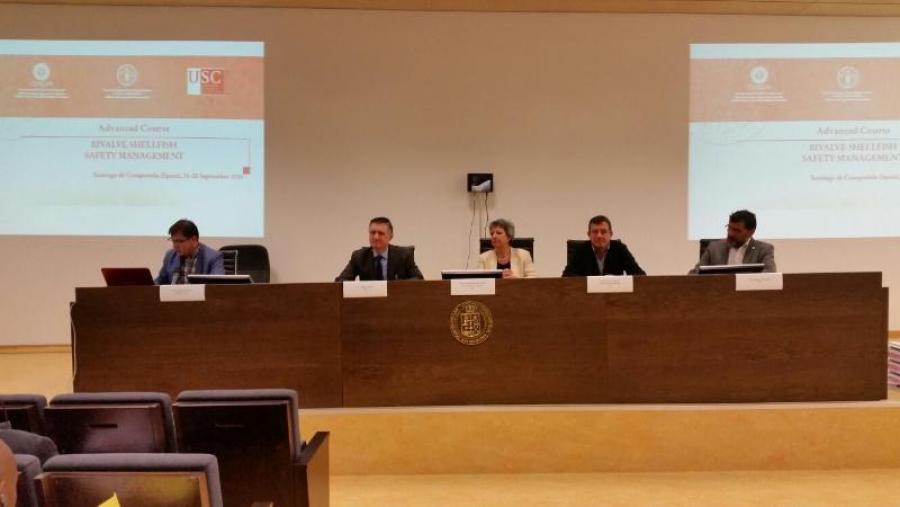 A xornada inaugural presidiuna a vicerreitora Isabel Rodríguez-Moldes