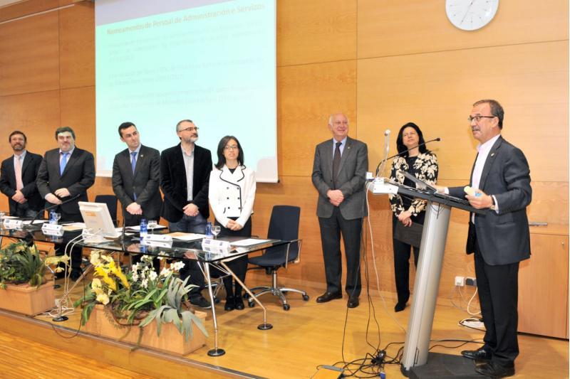 Juan Lema Rodicio recibe a Insignia de Ouro da Universidade no Día da Escola Técnica Superior de Enxeñaría 