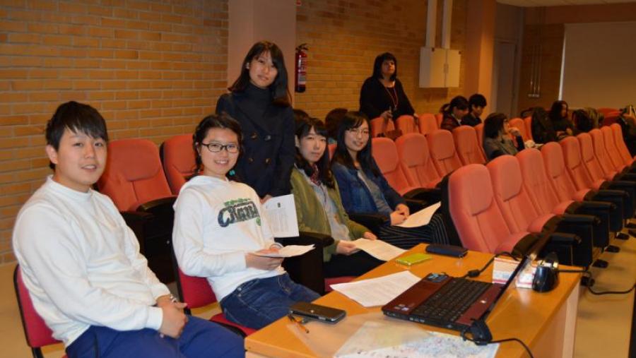Cinco estudantes que completaron prácticas no Museo Provincial de Lugo, con Encarna Lago ao fondo
