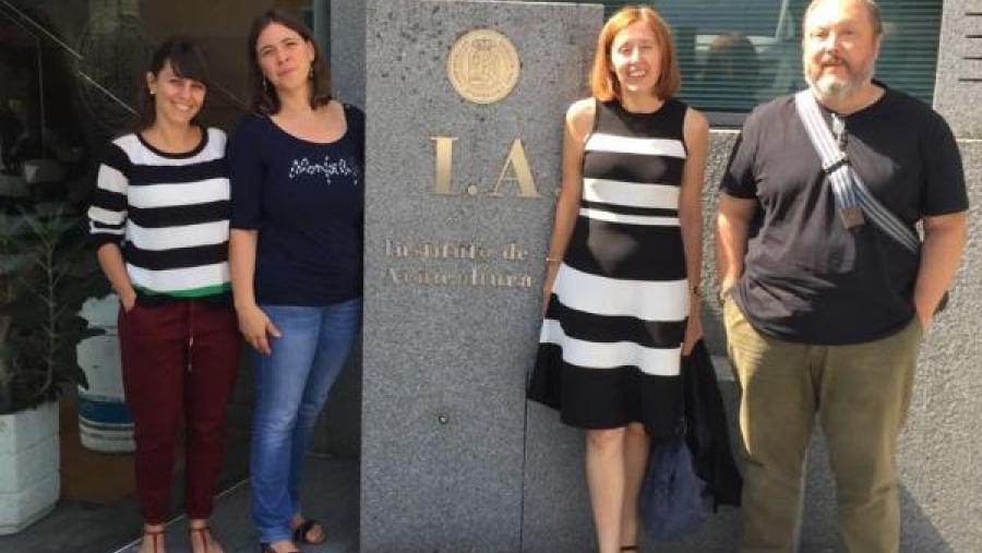 Ana Toffan e Valentina Panzarin, xunto a Isabel Bandín e Carlos Pereira nas instalacións do Instituto de Acuicultura