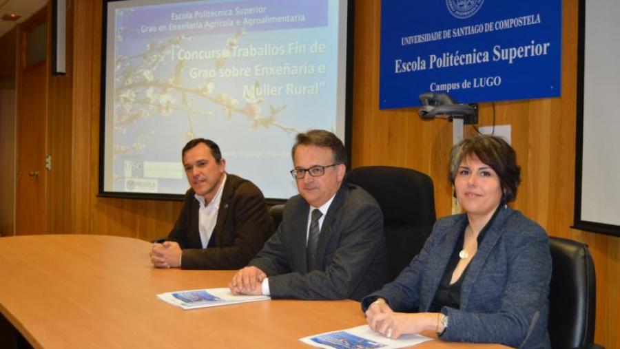 De esquerda a dereita, Tomás Cuesta, Javier Bueno e Mª Dolores Fernández, na presentación do concurso