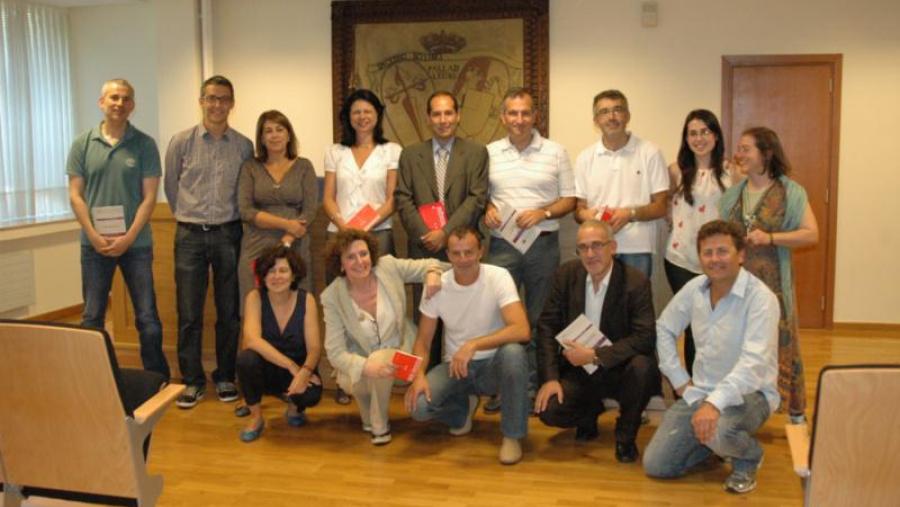 Integrantes da Comisión de Normalización Lingüística e do Servizo de Normalización Lingüística xunto coa secretaria xeral da USC e o decano de Dereito (de pé no centro). Foto: Alfonso-Servimav