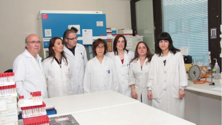 Jorge Blanco, á esquerda, con investigadores do Labotorio de Referencia E. coli da Universidade de Santiago
