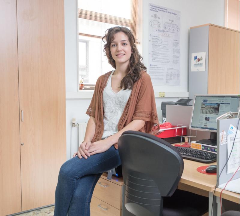 Analizan as representacións que a prensa galega e madrileña proxectaba no período 1915-1936 sobre a infancia, a adolescencia e a súa educación