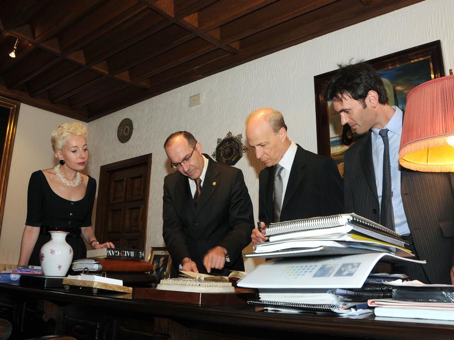 Roger David Kornberg firmando en el libro de honor de la USC