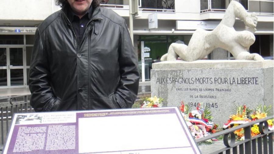 Rodríguez Fer, detrás da placa co poema de Valente inaugurada en Annecy