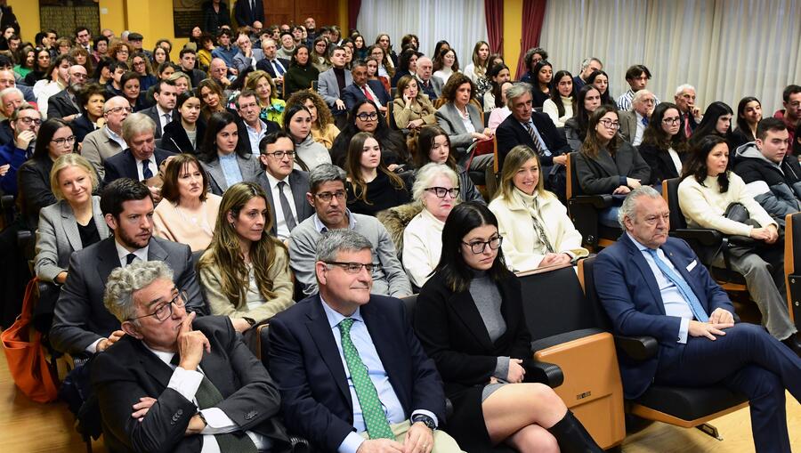 O público asistente encheu o salón de actos. Foto: Santi Alvite