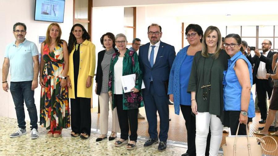 O novo equipo decanal xunto co reitor e integrantes do seu equipo de goberno. Foto: Santi Alvite