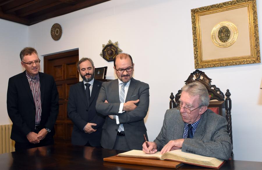 José Luis Mascareñas, Víctor Arce, Antonio López y Jean-Pierre Sauvage firmando en el libro de honor de la USC
