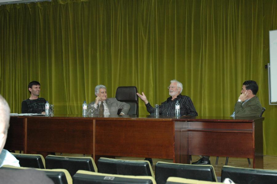 Mesa presidencial del encuentro con Heinrich Rohrer en la Facultad de Física