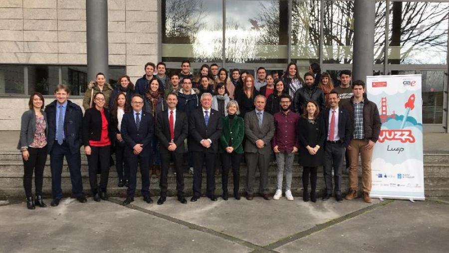 Viaño, no centro, na apertura oficial do centro Yuzz Lugo, na Facultade de Administración e Dirección de Empresas