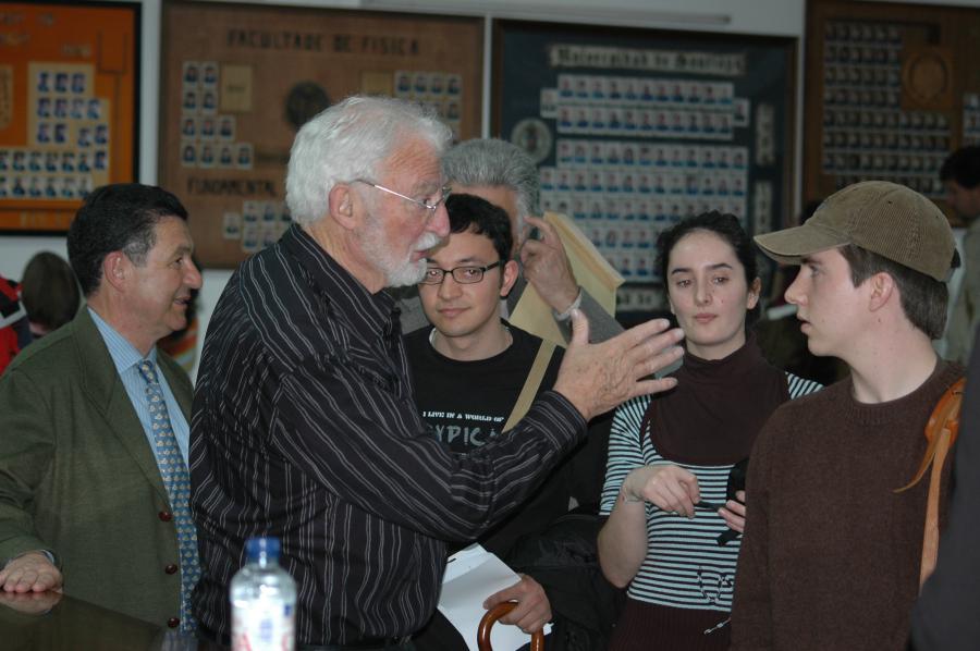 Asistentes al encuentro con Heinrich Rohrer en la Facultad de Física